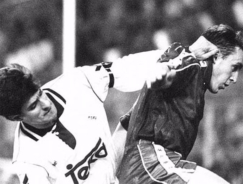 Michael Laudrup (7/1/1995, Santiago Bernabeu, Real Madrid 5-0 Barcelona): Huyền thoại người Đan Mạch là một trong số rất ít cầu thủ từng chơi cho cả Real và Barcelona mà lại được CĐV hai đội đều yêu quý. Trong mùa giải 1993/94, Laudrup đã ghi bàn giúp đội bóng xứ Catalan đánh bại đại kình địch của mình nhưng chỉ 1 năm sau đó tiền đạo này lại đưa Real đến với chiến thắng.
