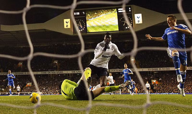 Và sự khởi đầu của Chelsea đã không được như ý khi Adebayor đánh bại Petr Cech ở phút thứ 7