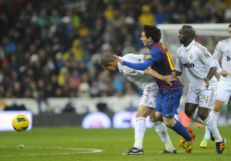 Pepe che người để ngăn cản bằng được Lionel Messi