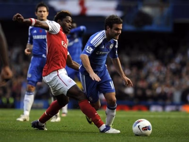Juan Mata trong một khoảnh khắc nhanh hơn Alex Song...
