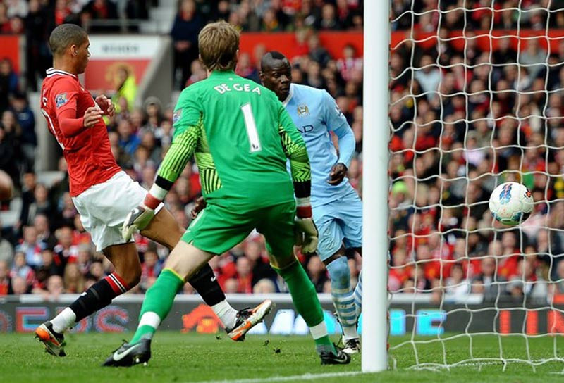 Balotelli với pha dứt điểm cận thành nâng tỷ số lên 2-0