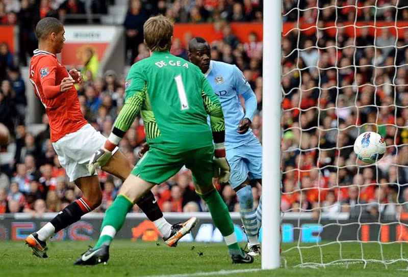 Balotelli với pha dứt điểm cận thành nâng tỷ số lên 2-0