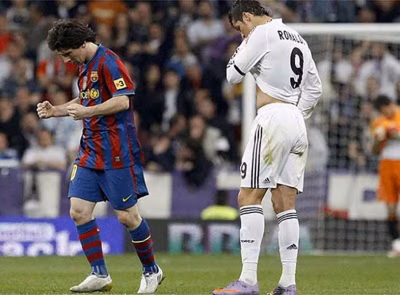 9. Real Madrid 0-2 Barcelona, lượt đi bán kết Champions League 2011: Thêm một trận nữa với Barca, và thêm một lần nữa Ronaldo gây thất vọng. CR7 trước đó vào trận với tâm lý tốt sau khi đoạt Cúp nhà vua cùng Real, nhưng anh hoàn toàn bị Lionel Messi phủ bóng. Sau trận Ronaldo đã chỉ trích Jose Mourinho vì cách tiếp cận trận đấu dè dặt.