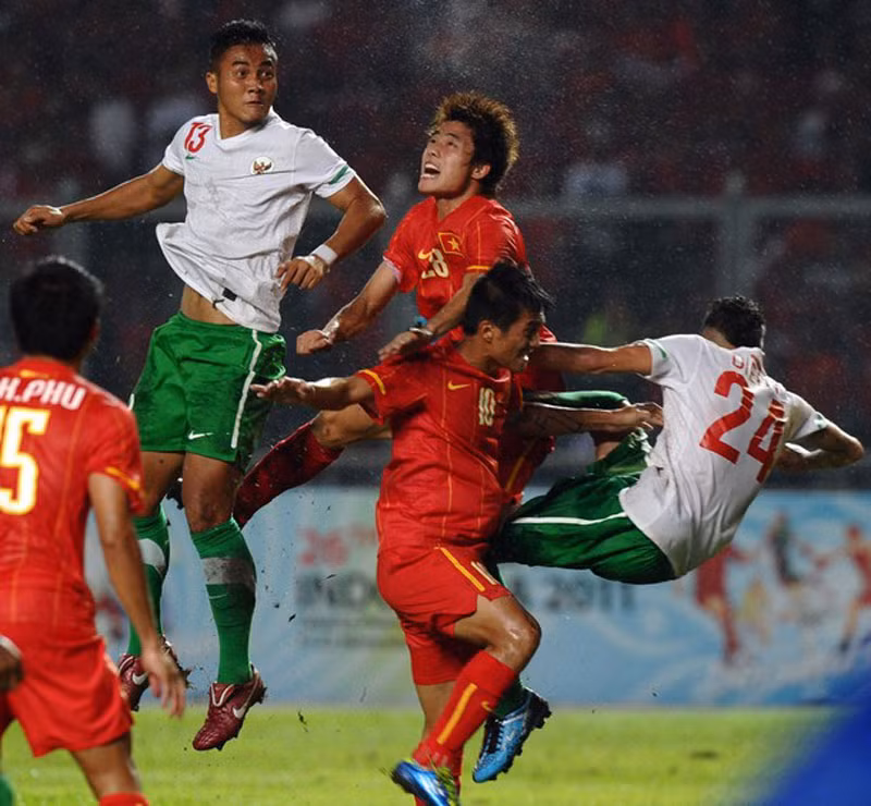 Gunawan Dwi Cahyo (trái) và Diego Michiels (phải) của U23 Indonesia giao tranh với Lê Văn Thắng (phải) và Chu Ngọc Anh (giữa) ở trận bán kết. Gunawan Dwi Cahyo (trái) và Diego Michiels (phải) của U23 Indonesia giao tranh với Lê Văn Thắng (phải) và Chu Ngọc Anh (giữa) ở trận bán kết.