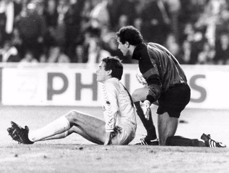 Zubizarreta (phải) khuyên giải Paco Llorente đứng dậy và tiếp tục thi đấu. Ngày hôm đó, Barca thất bại khi bị Hugo Sanchez và đặc biệt là người cũ Bernd Schuster chọc thủng lưới với tỷ số 2-1.
