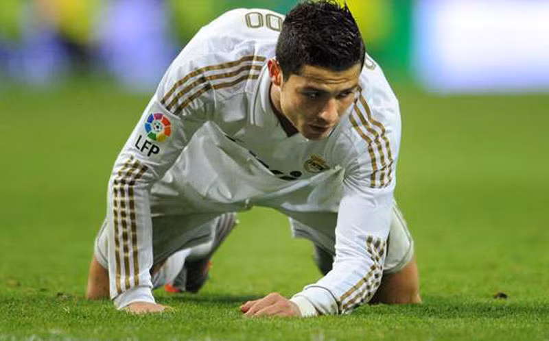 Cristiano Ronaldo là một siêu sao hàng đầu của bóng đá hiện đại, nhưng anh cũng bị giới chuyên môn đặt dấu hỏi trong những trận đấu lớn khi không biết cách tỏa sáng đúng lúc. Sau đây là 10 thất bại đáng nhớ của Ronaldo.