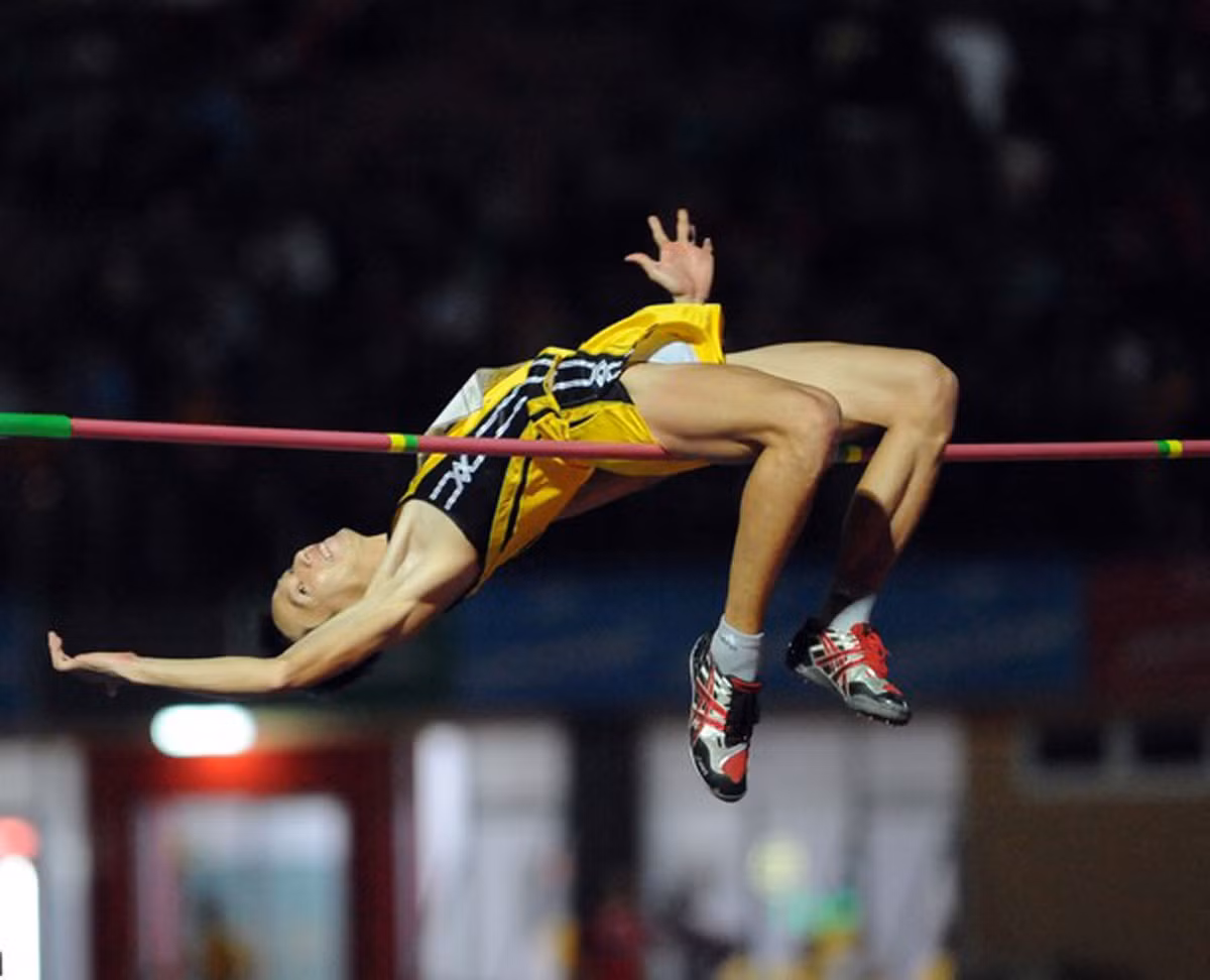 Hup Wei Lee (Malaysia) vượt qua xà ở chung kết nội dung nhảy cao Nam tại Palembang, Sumatra.