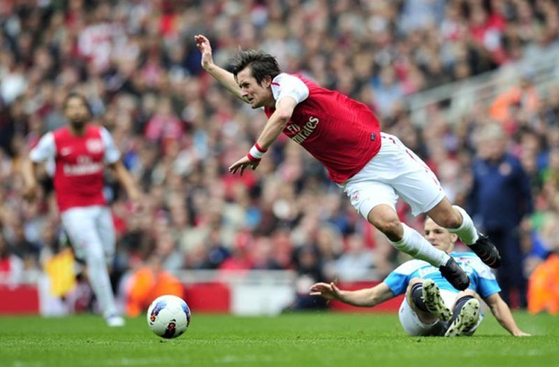 Tin tưởng vào những ngôi sao... xẹt: Tomas Rosicky bị chấn thương hành hạ, và khi thi đấu được anh cũng chẳng làm được điều gì ấn tượng. Tương tự với những Denilson, Chamakh...