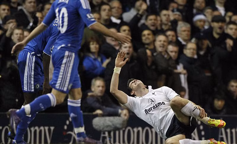 Mỗi bên đều bị thiệt hại vì chấn thương. Bên phía Tottenham là Gareth Bale, bên phía Chelsea là John Obi Mikel