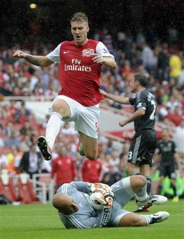 Thiếu tỉnh táo trên thị trường chuyển nhượng: Mua một tiền đạo (Bendtner) chẳng có đóng góp gì quan trọng, trong khi một thủ môn giỏi (Reina) thì rất cần nhưng không mua