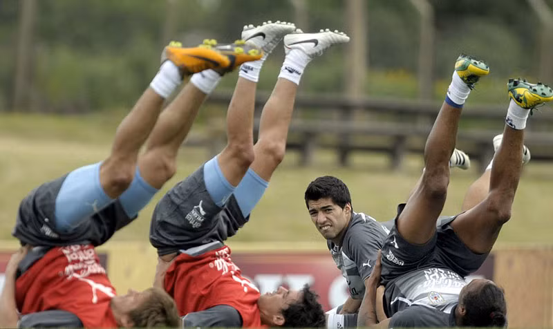 Luis Suarez mặt mày nhăn nhó nhìn các đồng đội ở tuyển Uruguay tập luyện ở ngoại ô Montevideo