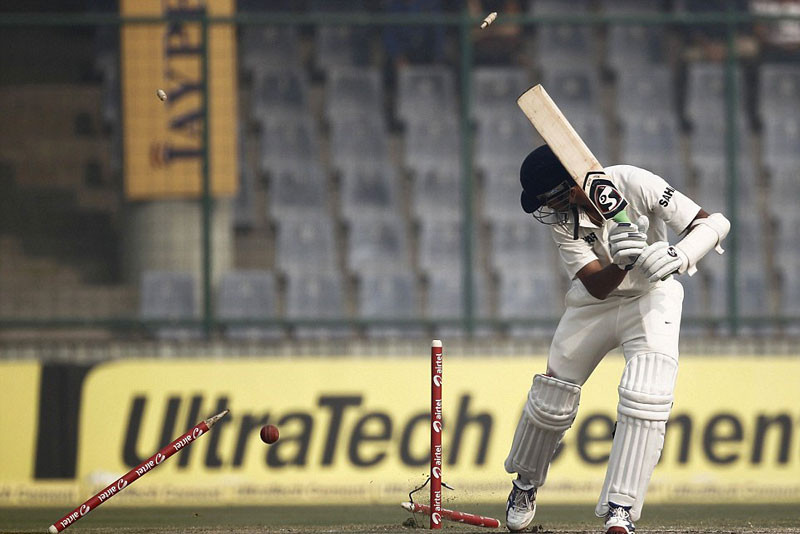 Cọc gôn văng tứ tung trong lúc Rahul Dravid (Ấn Độ) thực hiện cú đánh trong một trận cricket