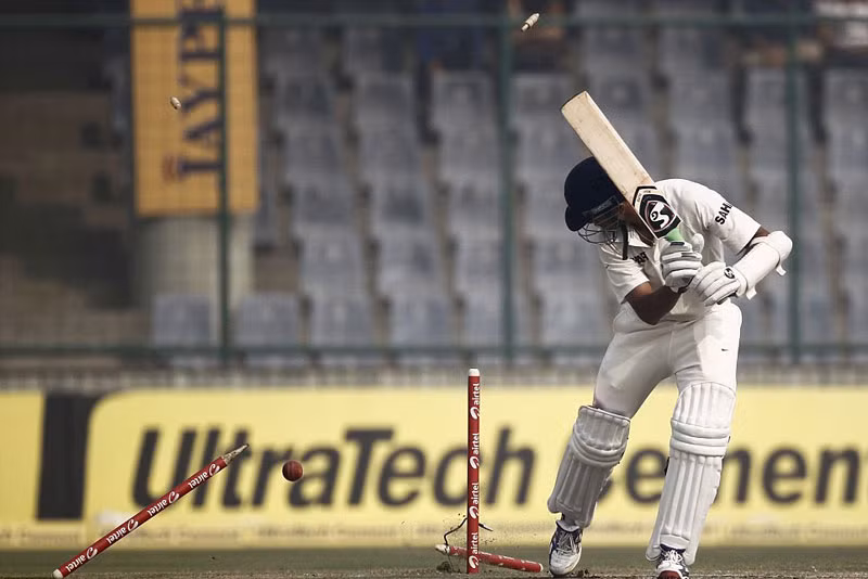 Cọc gôn văng tứ tung trong lúc Rahul Dravid (Ấn Độ) thực hiện cú đánh trong một trận cricket