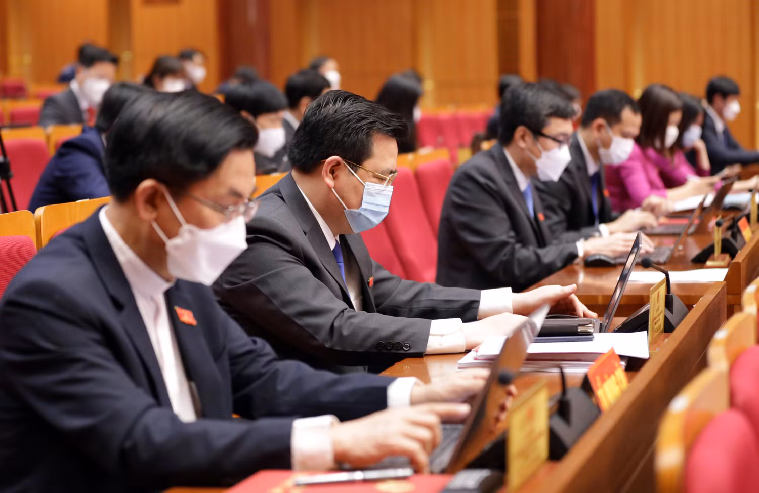 Các đại biểu nghiên cứu tài liệu kỳ họp thứ 6 (Ảnh: CTV)