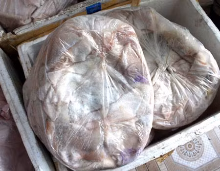 Phần lớn những loại nội tạng gia súc khi bị phát hiện vận chuyển, chế biến đều đã hư hỏng, hôi thối và mốc xanh mốc đỏ... Phần lớn những loại nội tạng gia súc khi bị phát hiện vận chuyển, chế biến đều đã hư hỏng, hôi thối và mốc xanh mốc đỏ...