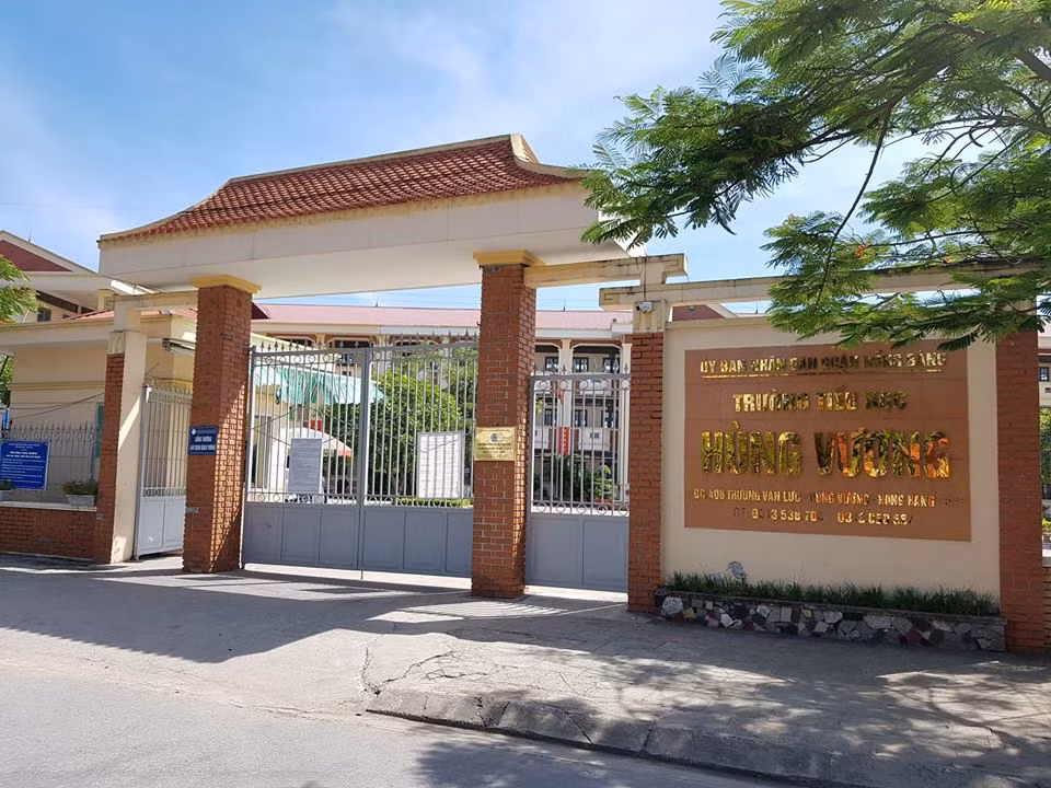 Phụ huynh té ngửa khi nhận đơn phải "tự nguyện" tài trợ giáo dục từ Trường tiểu học Hùng Vương. (Ảnh: Lã Tiến)