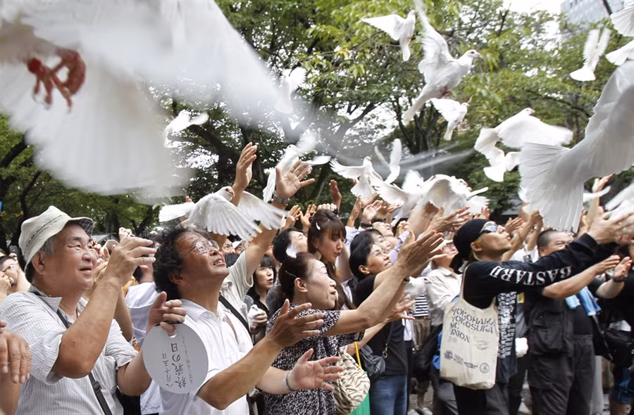 Chim bồ câu được thả tự do cùng với những lời cầu nguyện ở đền Yasukuni.