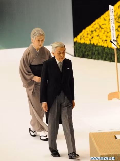 Nhật hoàng Akihito và Hoàng hậu Michiko tham dự lễ tưởng niệm ở hội trường Budokan, Tokyo. Khoảng 6000 người dân cùng các quan chức cấp cao đã có mặt tại đây để cầu nguyện. tưởng nhớ những người đã chết trong Thế chiến II.