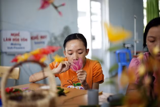 Những đứa trẻ bị ảnh hưởng di truyền từ cha mẹ đang học cách làm hoa tại trung tâm phục hồi chức năng. Những đứa trẻ bị ảnh hưởng di truyền từ cha mẹ đang học cách làm hoa tại trung tâm phục hồi chức năng.