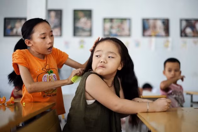 Chải đầu cho nhau. Chải đầu cho nhau.