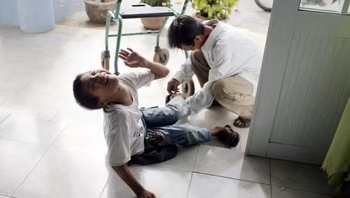 Cậu bé Lê Văn Tâm, 14 tuổi và cha mình. Cậu bé Lê Văn Tâm, 14 tuổi và cha mình.