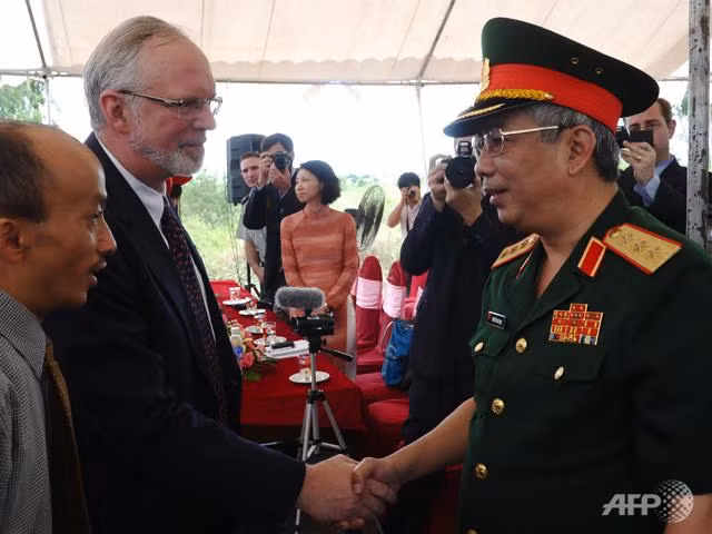 Thứ trưởng Bộ Quốc phòng Nguyễn Chí Vịnh bắt tay Đại sứ Mỹ tại Việt Nam David Shear Thứ trưởng Bộ Quốc phòng Nguyễn Chí Vịnh bắt tay Đại sứ Mỹ tại Việt Nam David Shear