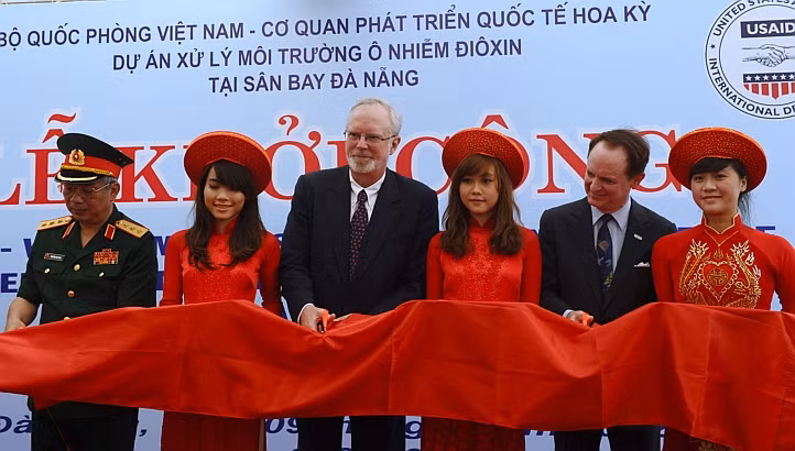 Thứ trưởng Bộ Quốc phòng Nguyễn Chí Vịnh , Đại sứ Mỹ tại Việt Nam David Shear và Giám đốc Cơ quan Phát triển Hoa Kỳ (USAID) tại Việt Nam, ông Francis A.Donovan cắt băng trong lễ khởi công dự án tẩy độc dioxin tại sân bay Đà Nẵng. Thứ trưởng Bộ Quốc phòng Nguyễn Chí Vịnh , Đại sứ Mỹ tại Việt Nam David Shear và Giám đốc Cơ quan Phát triển Hoa Kỳ (USAID) tại Việt Nam, ông Francis A.Donovan cắt băng trong lễ khởi công dự án tẩy độc dioxin tại sân bay Đà Nẵng.