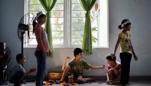 Các phóng viên nước ngoài đã tới thăm những đứa trẻ sinh ra bị khuyết tật về thể chất và tinh thần ở trung tâm phục hồi chức năng tại Đà Nẵng, ngày 8/8. Các phóng viên nước ngoài đã tới thăm những đứa trẻ sinh ra bị khuyết tật về thể chất và tinh thần ở trung tâm phục hồi chức năng tại Đà Nẵng, ngày 8/8.