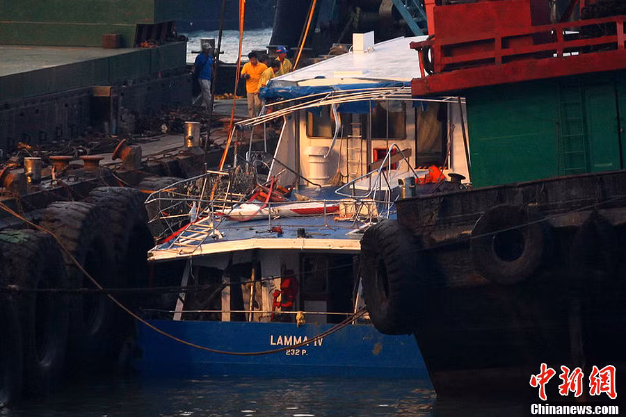 Tàu Lamma IV đã được kéo vào đảo Lamma, phía nam Hồng Kông.