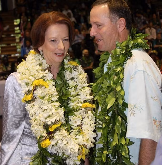 Thủ tướng Australia Julia Gillard (trái) tại Hội trường quốc gia ở Rarotonga, đảo Cook.
