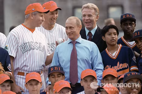 Tháng 9/2003, ông Putin theo dõi trận đấu bóng chày giữa hai đội Nga và Mỹ tại Đại học Columbia ở thành phố New York.