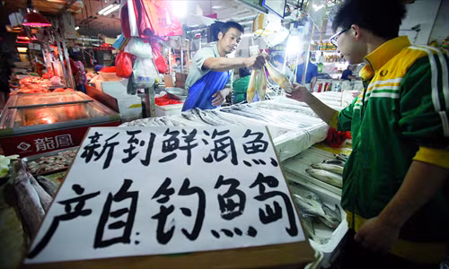 Tấm biển "Cá biển tươi từ quần đảo Điếu Ngư" tại một cửa hàng bán cá trong khu chợ ở quận Tây Thành, Bắc Kinh đã thu hút sự chú ý của nhiều khách hàng hôm 21/9. Tấm biển "Cá biển tươi từ quần đảo Điếu Ngư" tại một cửa hàng bán cá trong khu chợ ở quận Tây Thành, Bắc Kinh đã thu hút sự chú ý của nhiều khách hàng hôm 21/9.