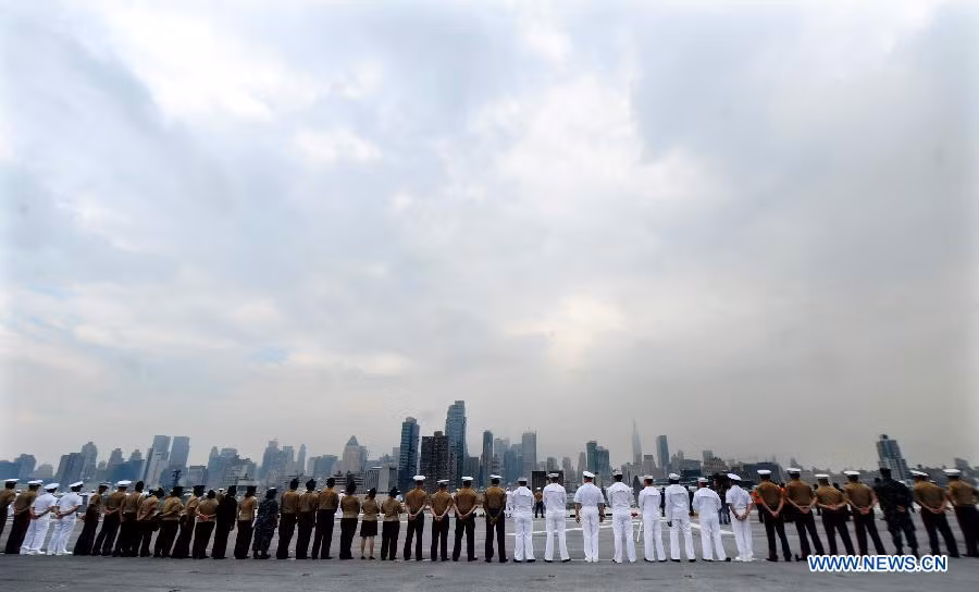 Các lính Mỹ đứng trên tàu đổ bộ sân bay USS Wasp (LHD 1). Các lính Mỹ đứng trên tàu đổ bộ sân bay USS Wasp (LHD 1).