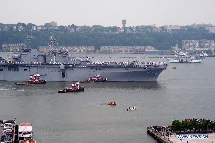 Tàu đổ bộ USS Wasp(LHD-1) của hải quân Mỹ tuần hành trên sông Hudson trong Tuần lễ Hạm đội lần thứ 25 ở New York, ngày 23/5. Tàu đổ bộ USS Wasp(LHD-1) của hải quân Mỹ tuần hành trên sông Hudson trong Tuần lễ Hạm đội lần thứ 25 ở New York, ngày 23/5.
