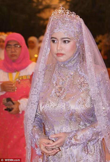 Công chúa Hafizah, 32 tuổi, là người con thứ 5 của Quốc vương Brunei Hassanal Bolkiah và Hoàng hậu Saleha. Công chúa Hafizah, 32 tuổi, là người con thứ 5 của Quốc vương Brunei Hassanal Bolkiah và Hoàng hậu Saleha.