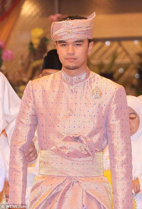 Phò mã Pengiran Haji Muhammad Ruzaini, 29 tuổi. Công chúa Hafizah làm việc trong trong Bộ Tài chính còn Phò mã Ruzaini làm việc tại văn phòng của Thủ tướng Chính phủ. Phò mã Pengiran Haji Muhammad Ruzaini, 29 tuổi. Công chúa Hafizah làm việc trong trong Bộ Tài chính còn Phò mã Ruzaini làm việc tại văn phòng của Thủ tướng Chính phủ.