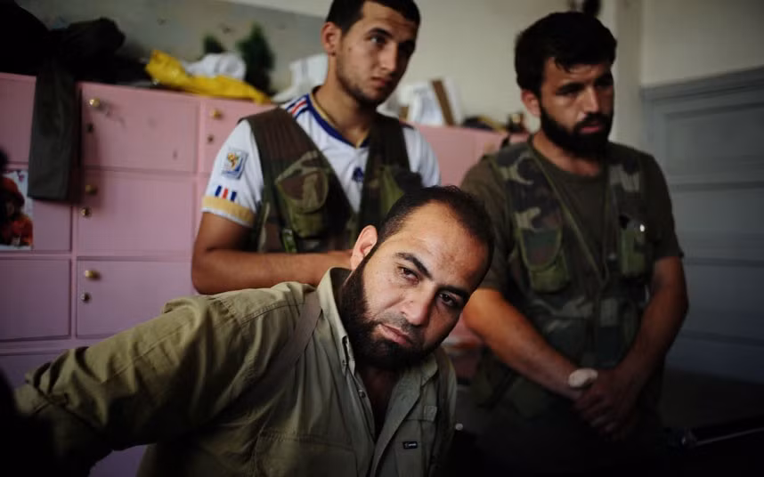Muhammed Hamadi, chỉ huy của Quân đội Syria tự do với vẻ mặt căng thẳng.