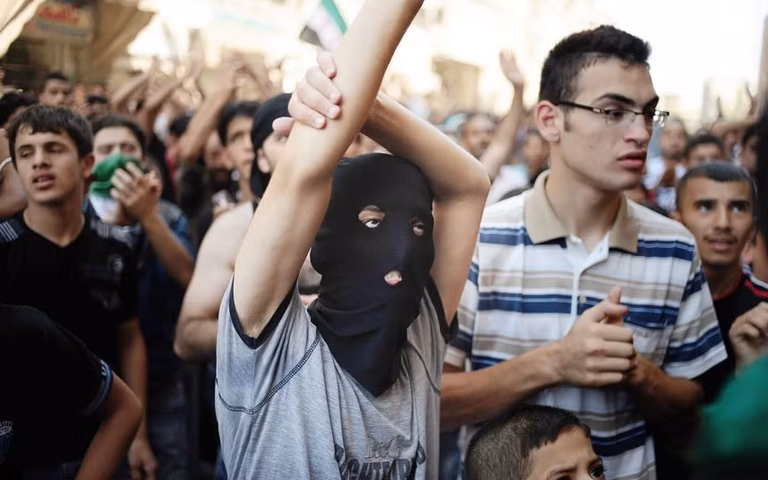 Nhiều người biểu tình trên đường phố Aleppo.