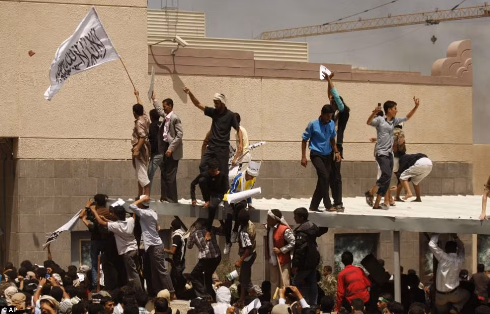 Trước đó, vụ phóng hỏa vào Lãnh sự quán Mỹ ở thành phố Benghazi, Libya đã khiến Đại sứ Christopher Stevens và ba nhân viên ngoại giao của ông thiệt mạng. Ngoại trưởng Hillary Clinton đã gọi đây là một "mất mát lớn của đất nước". Trước đó, vụ phóng hỏa vào Lãnh sự quán Mỹ ở thành phố Benghazi, Libya đã khiến Đại sứ Christopher Stevens và ba nhân viên ngoại giao của ông thiệt mạng. Ngoại trưởng Hillary Clinton đã gọi đây là một "mất mát lớn của đất nước".