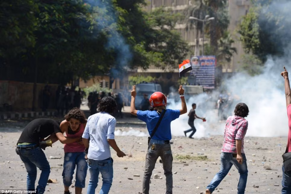 Cảnh sát dùng hơi cay để giải tán đám đông ở Cairo. Cảnh sát dùng hơi cay để giải tán đám đông ở Cairo.
