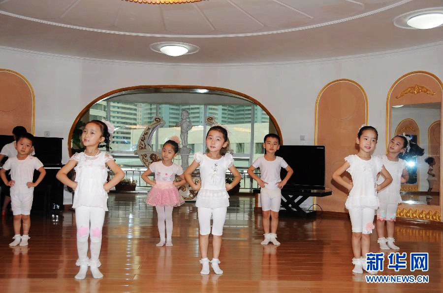 Các bé trai, bé gái đang học múa tại trường mẫu giáo. Các bé trai, bé gái đang học múa tại trường mẫu giáo.