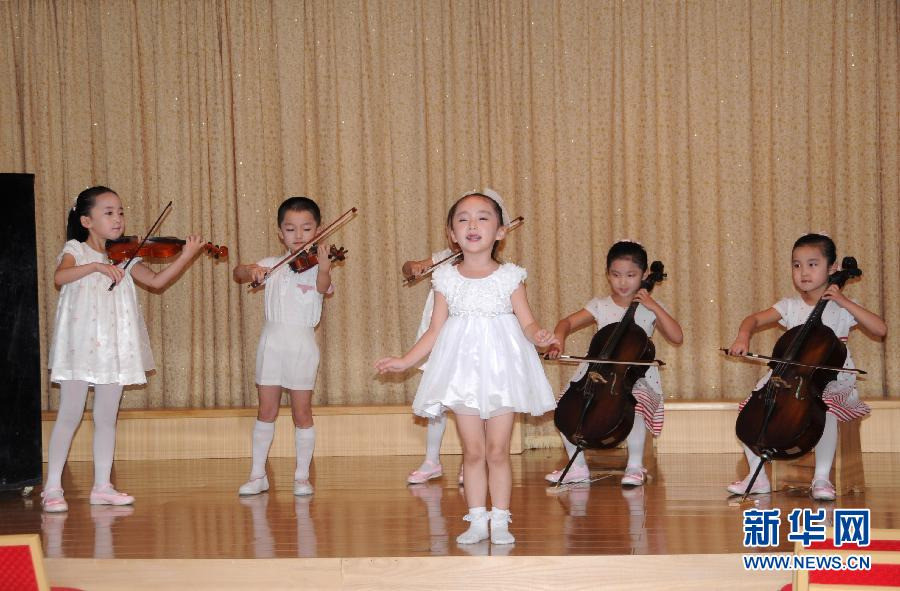 Các bé theo học tại trường mẫu giáo Kyongsang tuy còn nhỏ tuổi nhưng đều có năng khiếu thiên bẩm về âm nhạc. Các bé theo học tại trường mẫu giáo Kyongsang tuy còn nhỏ tuổi nhưng đều có năng khiếu thiên bẩm về âm nhạc.