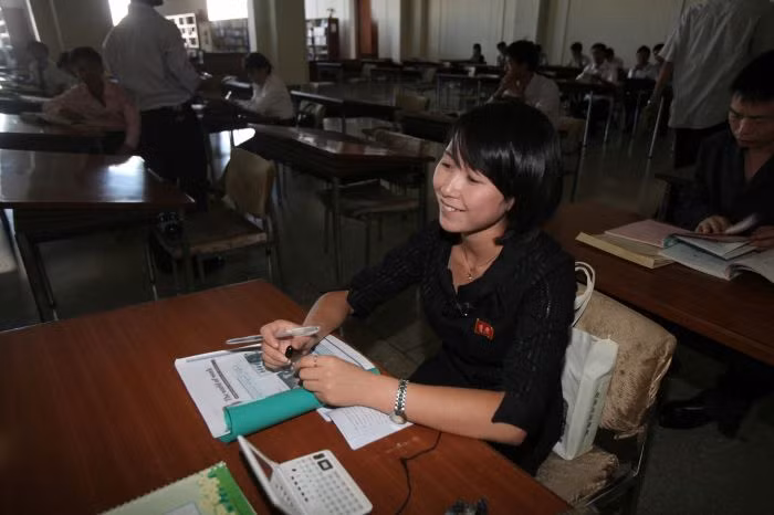 Sinh viên Bắc Triều Tiên đi thư viện Sinh viên Bắc Triều Tiên đi thư viện