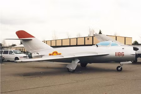 Tiêm kích MiG-17PF (số hiệu 1186) sơn phù hiệu Không quân Nhân dân Việt Nam trưng bày tại Bảo tàng hàng không ở thành phố Sacramento (bang California). Biến thể MiG-17PF trang bị thêm một radar Izumzud, có khả năng chiến đấu trong mọi điều kiện thời tiết.