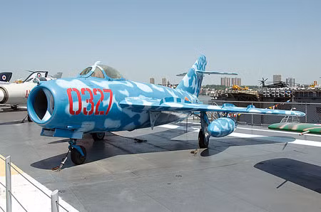 Tiêm kích MiG-17F (số hiệu 0327) trên boong phóng máy bay tàu sân bay USS Intrepid lớp Essex. Chiếc MiG-17 này thực chất do Ba Lan sản xuất, Lim 5. Năm 1966, USS Intrepid (CV-11) được điều động tới tham gia các chiến dịch không kích miền Bắc Việt Nam. Theo nguồn tin của Mỹ, một máy bay của USS Intrepid đã bắn hạ được MiG-17 của Việt Nam. Không rõ, liệu số hiệu trên máy bay có thực sự là của chiếc MiG bị bắn hạ.