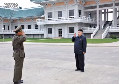 Ông Kim Jong-un nhận chào báo cáo. Ông Kim Jong-un nhận chào báo cáo.