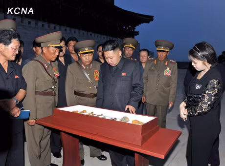 Vợ chồng ông Kim Jong-un chiêm ngưỡng các mẫu vật cổ. Vợ chồng ông Kim Jong-un chiêm ngưỡng các mẫu vật cổ.