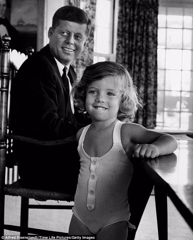 Kennedy và cô con gái 3 tuổi Caroline ở Massachusetts sau khi được Đảng Dân chủ đề cử tranh chức Tổng thống Mỹ. Kennedy và cô con gái 3 tuổi Caroline ở Massachusetts sau khi được Đảng Dân chủ đề cử tranh chức Tổng thống Mỹ.