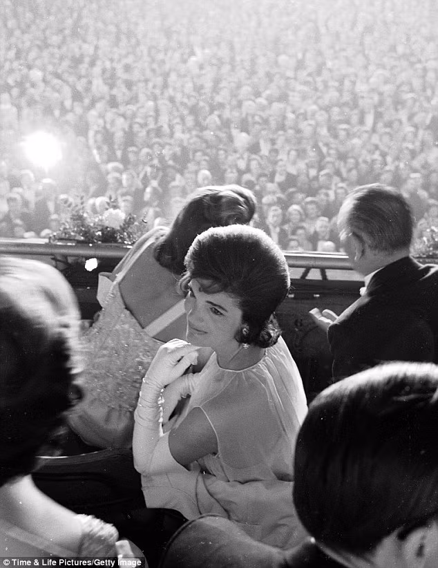 Vào thời điểm người chồng đang chạy đua vào Nhà Trắng, Jacqueline Kennedy mới chỉ 31 tuổi nhưng đã nhanh chóng lấy được lòng công chúng Mỹ bởi vẻ đẹp và sự đĩnh đạc. Vào thời điểm người chồng đang chạy đua vào Nhà Trắng, Jacqueline Kennedy mới chỉ 31 tuổi nhưng đã nhanh chóng lấy được lòng công chúng Mỹ bởi vẻ đẹp và sự đĩnh đạc.