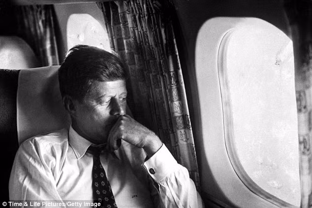 Kennedy trầm tư nhìn qua cửa sổ máy bay. Trong chiến dịch tranh cử, ông đã nỗ lực tìm kiếm sự ủng hộ ở tất cả 50 bang, sẵn sàng bắt tay và kêu gọi các cử tri qua những bài diễn văn đầy sức thuyết phục. So sánh với các tổng thống ngày nay được đảm bảo an ninh cao thì thời đó, Kennedy thường xuất hiện một mình trước đám đông, ở trung tâm sân khấu trong mỗi lần phát biểu. Kennedy trầm tư nhìn qua cửa sổ máy bay. Trong chiến dịch tranh cử, ông đã nỗ lực tìm kiếm sự ủng hộ ở tất cả 50 bang, sẵn sàng bắt tay và kêu gọi các cử tri qua những bài diễn văn đầy sức thuyết phục. So sánh với các tổng thống ngày nay được đảm bảo an ninh cao thì thời đó, Kennedy thường xuất hiện một mình trước đám đông, ở trung tâm sân khấu trong mỗi lần phát biểu.